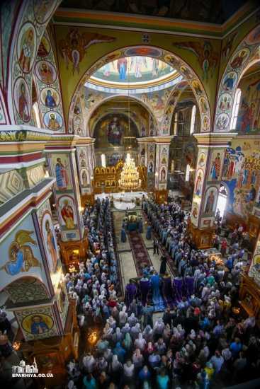 Храм иконы Богоматери  «Живоносный источник» снаружи и внутри