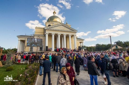 Болградский собор во время Великого освящения снаружи