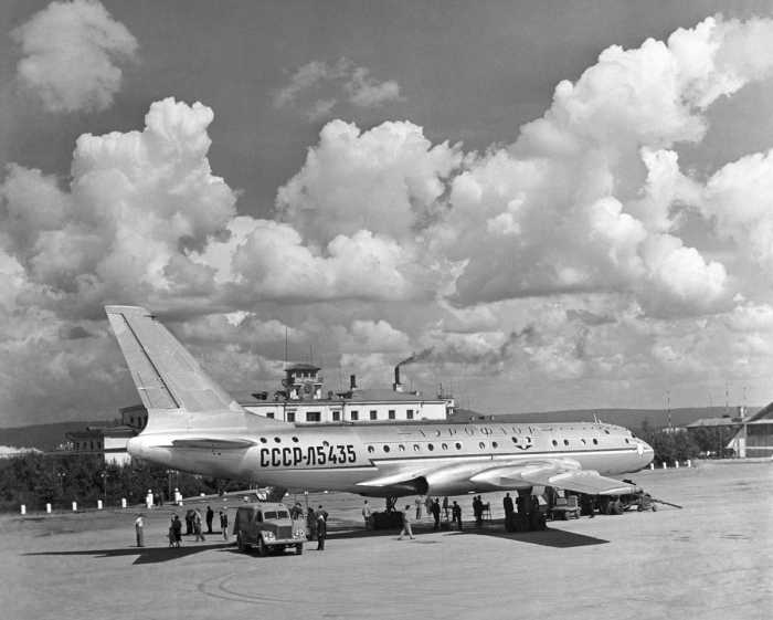 Первый реактивный советский самолёт Ту-104