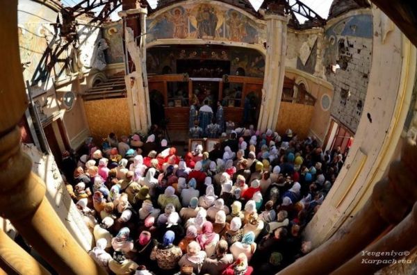 Служба в разбитом снарядами Иверском монастыре, Донецк