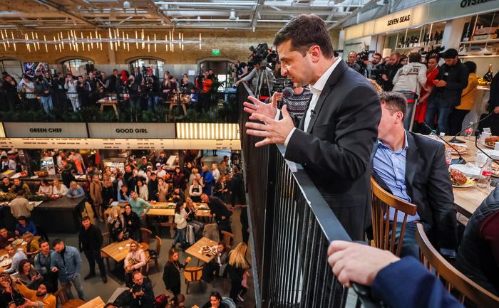 Зеленский не в силах вырваться из ролевого капкана попсового телехохмача