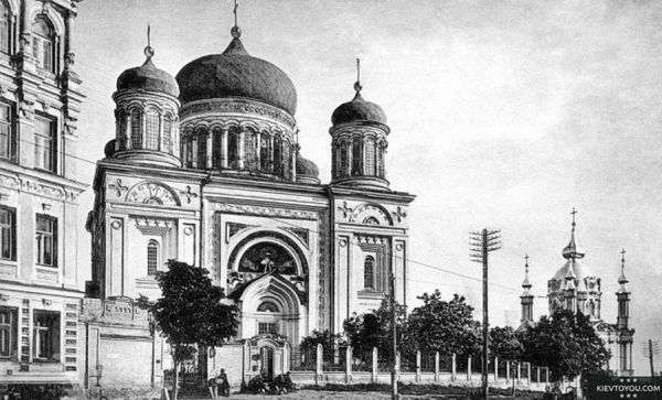 Отстроенная в 1842 году Десятинная церковь. Справа от неё на снимке виднеются купола Андреевской церкви.