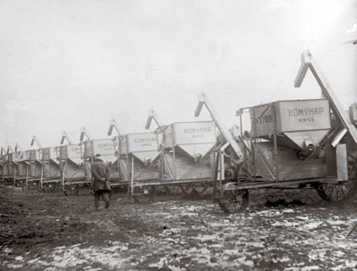 Первая партия комбайнов Коммунар, полученная Тенишбекским зерносовхозом. Северный Кавказ. 1932 г.