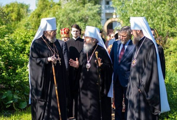 «В саду Эдемском»: Блаженнейший Митрополит Киевский и всея Украины Онуфрий (в центре) с иерархами УПЦ и благодетелями монастыря. Слева от него митрополита Полтавский и Миргородский Филипп.