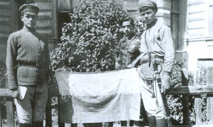 Петлюровцы с жёлто-синим прапором