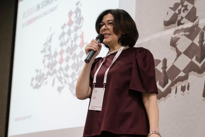 Модератор LSF Оксана Сыроед представляет позицию «партии войны»: «… Очень опасно умиротворение, поиски хороших слов про мир, за этим мы теряем остроту зрения и осознание небезопасности»