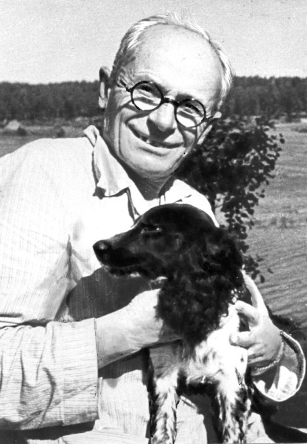 Остап Вишня с любимой собакой