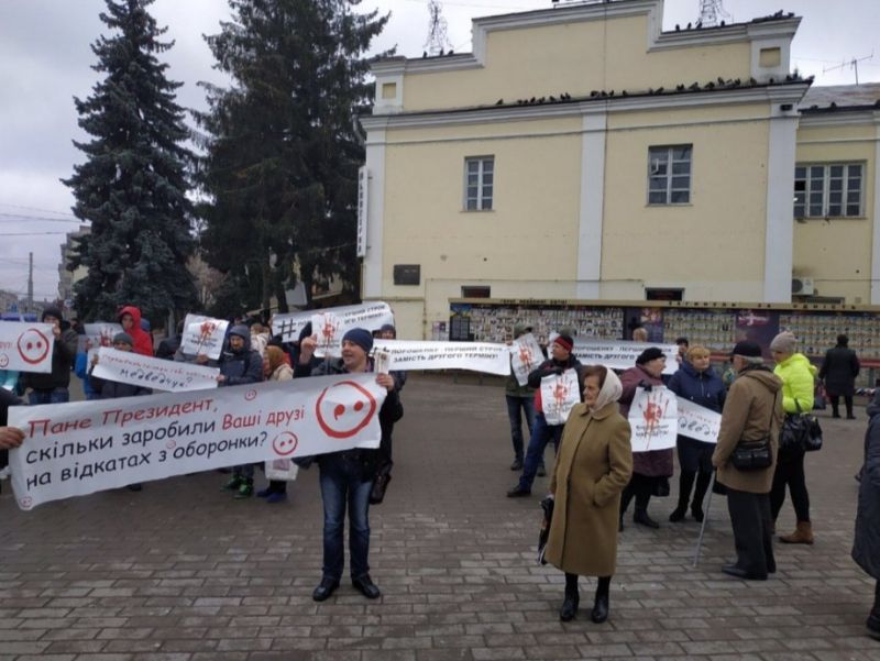 Такими плакатами Луцк готовился встретить Порошенко