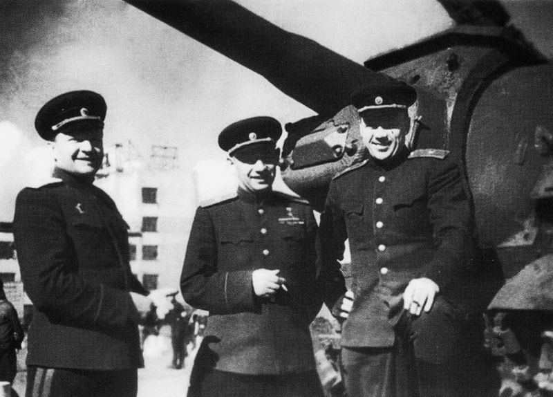 Генералы «Танкограда». Слева направо: главный конструктор Н.Л. Духов, директор завода И.М. Зальцман, главный инженер С.Н. Махонин