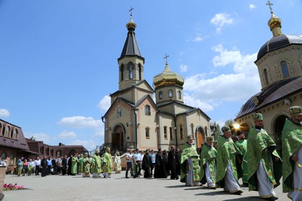 Агафангел возглавил  Божественную литургию в Свято-Сергиевском женском монастыре села Сергеевка Славянского района Донецкой области