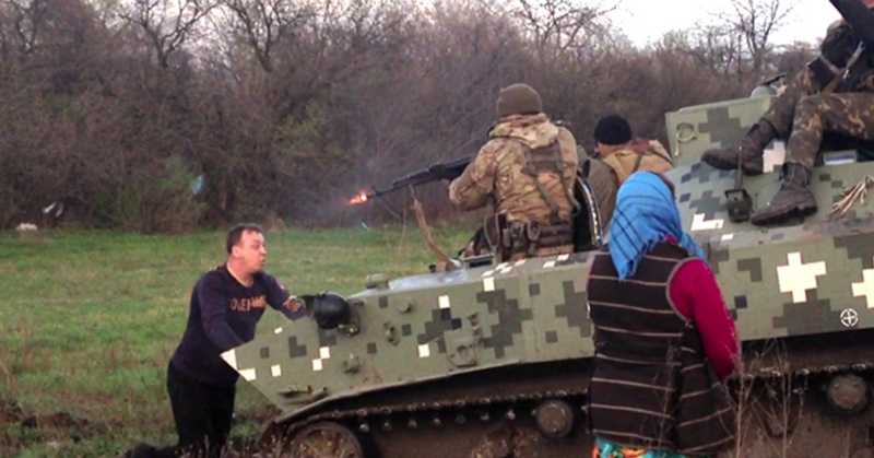 Начало АТО. Безоружные жители Донбасса останавливают ВСУ