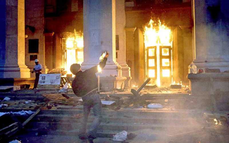 Одесса, 2 мая 2014 года. Горящий Дом профсоюзов