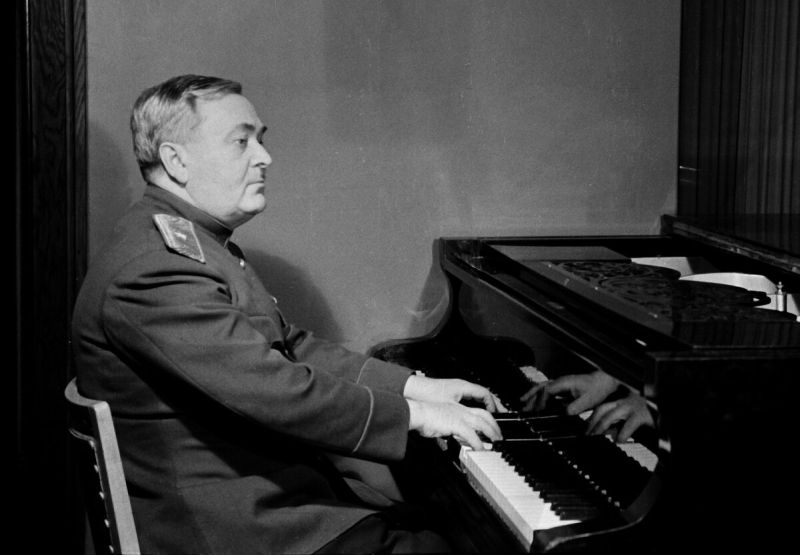 Александр Васильевич Александров за роялем