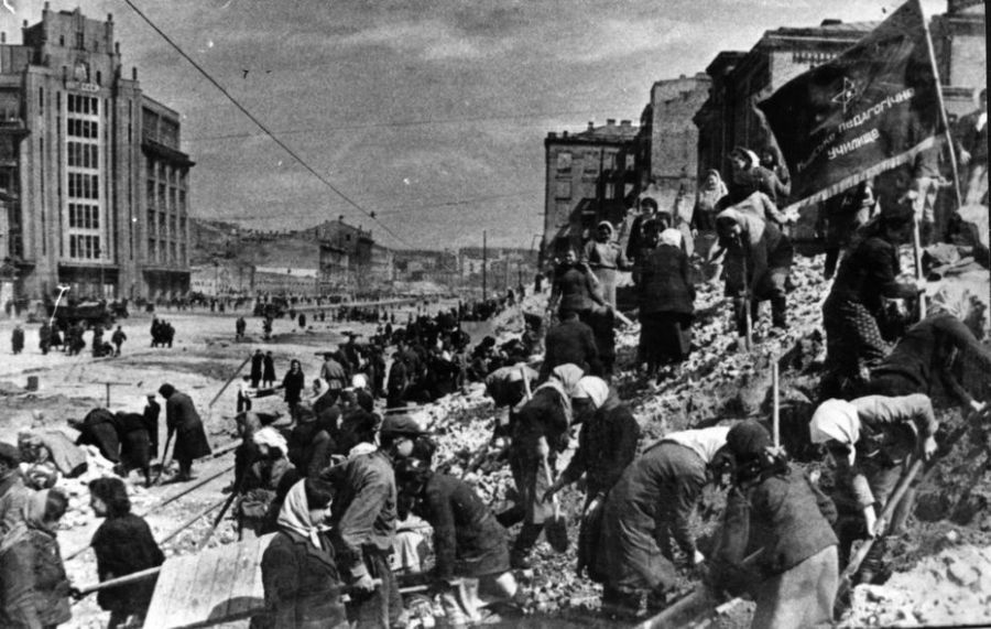 Киевляне разбирают руины на Крещатике