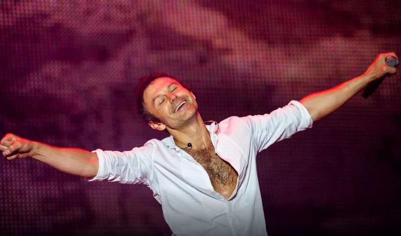 Прежде Вакарчук с удовольствием совершал туры по России, а в восточных регионах Украины в общении с журналистами свободно переходил на русский…