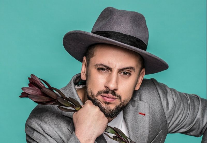 Ницой негодует: Монатик поёт на русском!