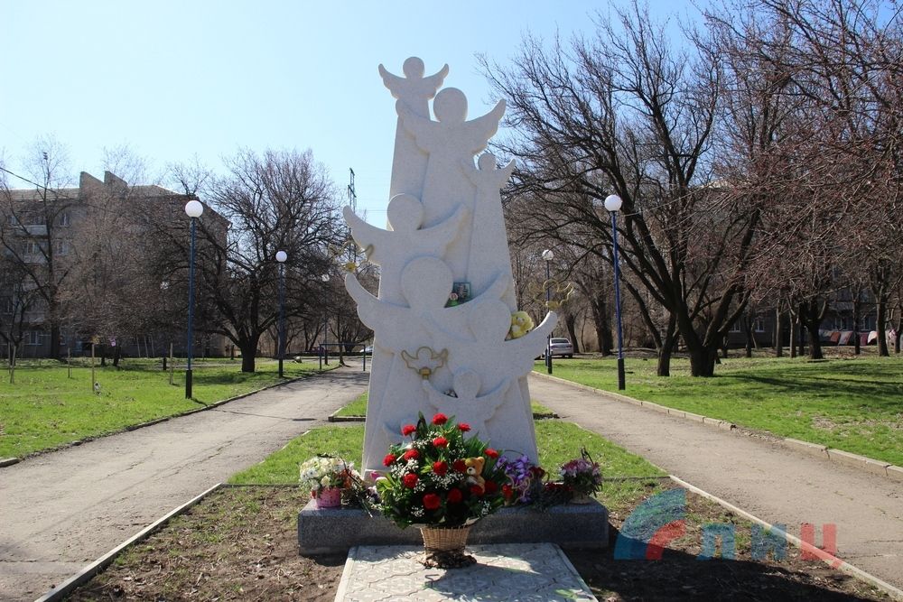 Памятный знак «Погибшим детям ЛНР»