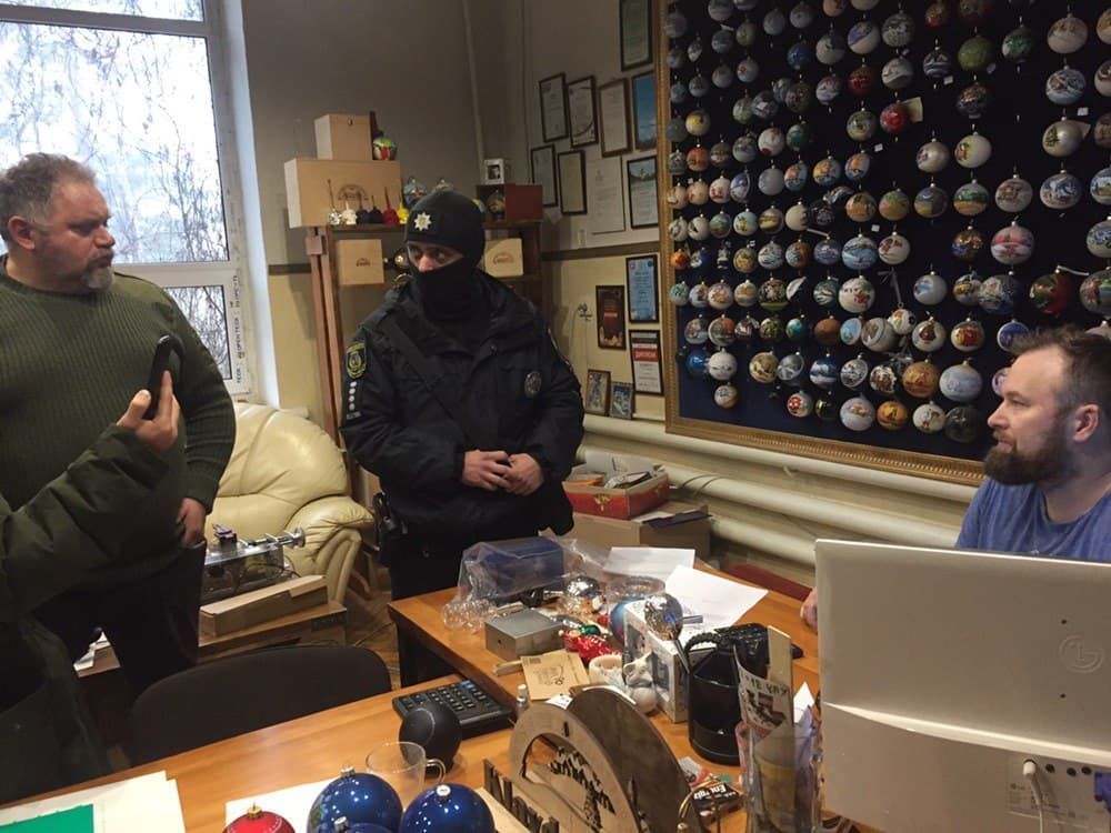 Гибридные ёлочные игрушки найдены!