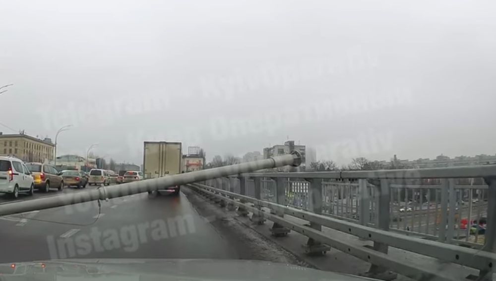 Вслед за мостом «устали» фонари