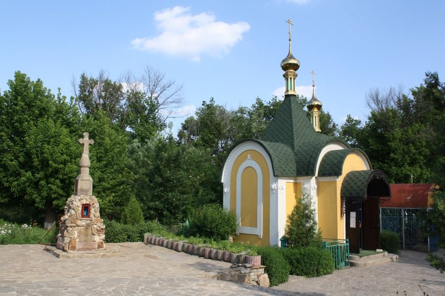 Часовня над гробницей старца Филиппа. Под красной кровлей – окаменевший дуб