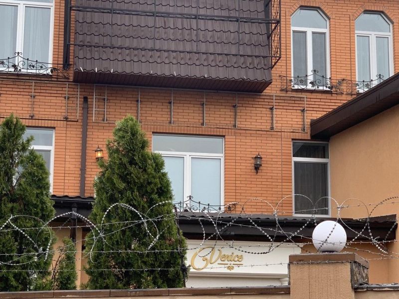 Отель «Венеция» обнесён колючей проволокой