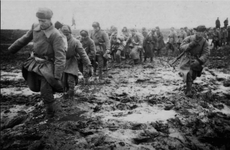 Советская пехота движется по бездорожью к городу