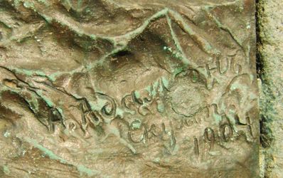 Он высится на утёсе из грубо обработанных гранитных глыб в 23-х метрах от берега на набережной Приморского бульвара.