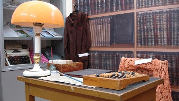 Рабочее место библиотекаря 60-70 годов прошлого века, музей Крымской библиотеки имени И. Франко. Источник – РИА Новости