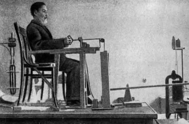 Сеченов проводит опыт по развитию утомления