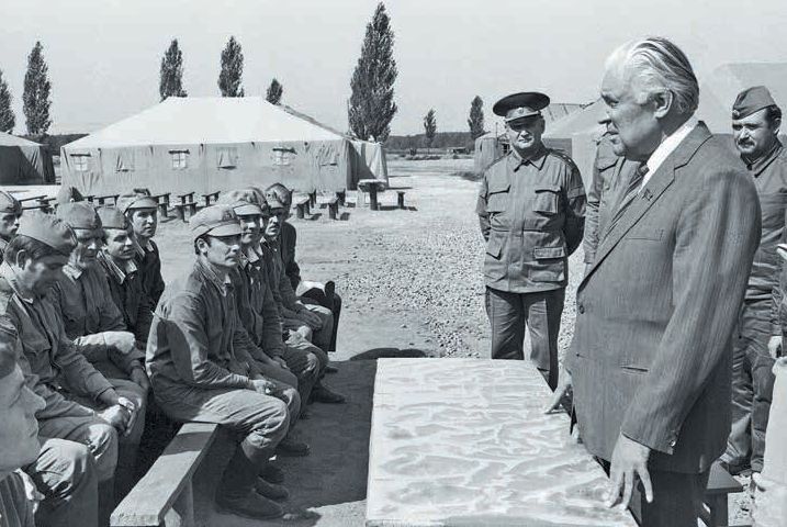 Щербицкий в Чернобыле с воинами-ликвидаторами аварии на ЧАЭС. Киевская область, 1986 г.