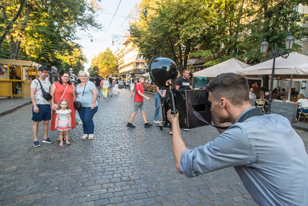 На Дерибасовской многолюдно