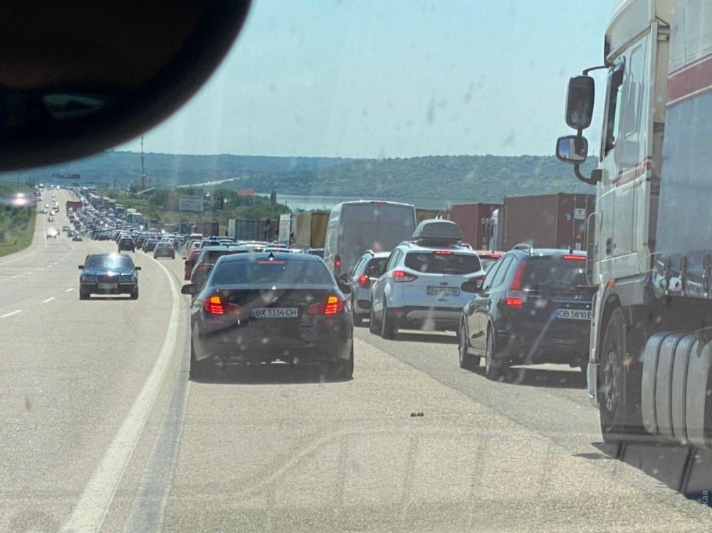 Пробка на трассе Одесса-Киев в районе дамбы Хаджибеевского лимана