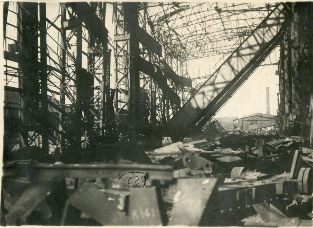 Один из сгоревших цехов завода им. Ильича