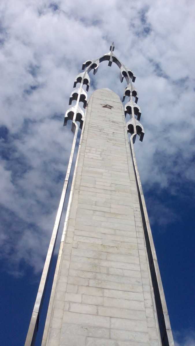 Гуниб. Стела «Белые журавли»