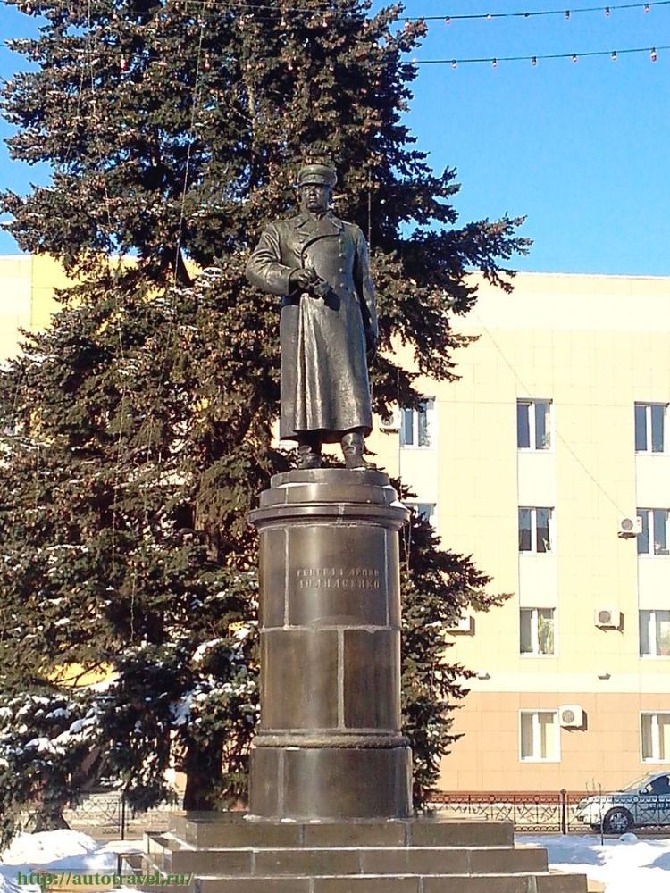 Н. Томский. Памятник генералу И. Апанасенко в Белгороде. Современное фото
