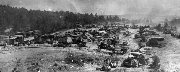 Автоколонна 9-й немецкой армии, уничтоженная ударами штурмовиков Ил-2 в районе Бобруйска