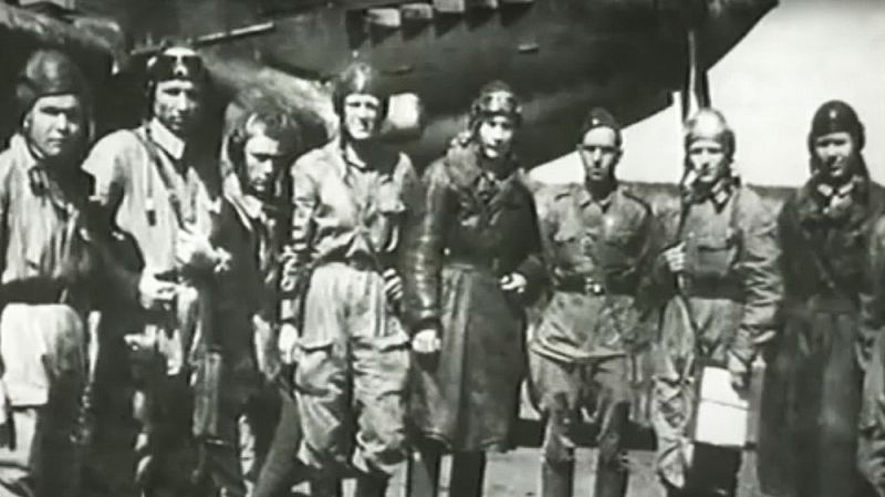 Участники этого уникального воздушного боя на Курской дуге. В центре – командир группы капитан Нестеренко