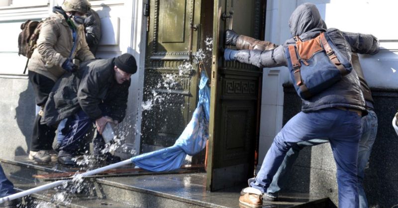 Одно из свидетельств поджога  офиса Партии Регионов на Липской в Киеве