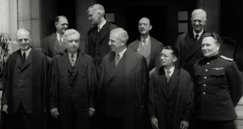Судьи Токийского трибунала. В центре – председатель суда сэр Уильям Уэбб, крайний справа – судья от СССР Иван Михеевич Зарянов. Дельфин Харанилла и Радхабинод Пал прибыли на процесс с большим опозданием, поэтому на снимке их нет. Кадр кинохроники