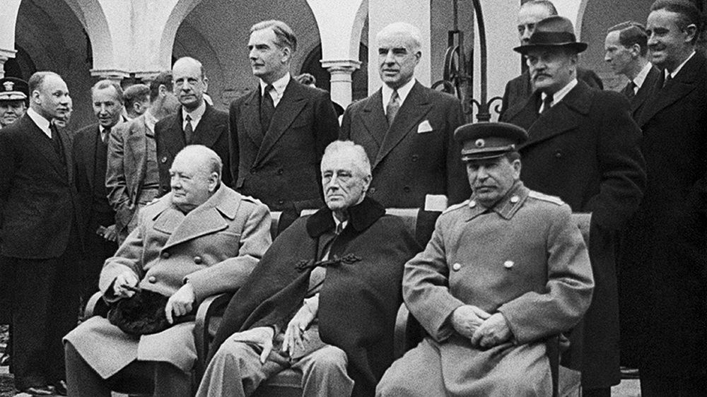 Лидеры стран «Большой тройки» в Ялте. Февраль 1945 г. Позади Черчилля – министр иностранных дел Англии Энтони Иден, позади Рузвельта – государственный секретарь Эдвард Стеттиниус, позади Сталина – нарком иностранных дел Вячеслав Молотов; каждый из них внёс большой вклад в создание ООН