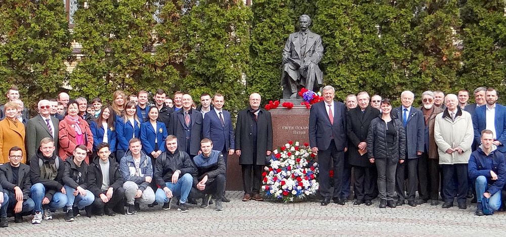Возложение цветов к памятнику Е.О. Патону в день его 150-летия. Фото с сайта НТУ Украины «Киевский политехнический институт имени Игоря Сикорского»