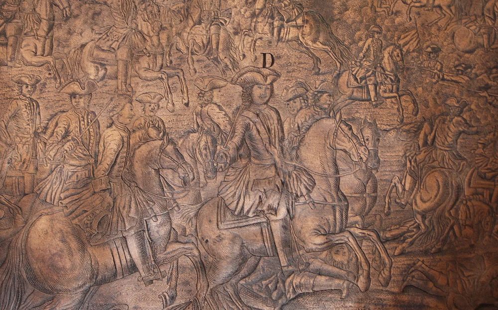 Фрагмент гравированной доски памятника Руденко. В центре (помечен буквой D) – царь Пётр I.