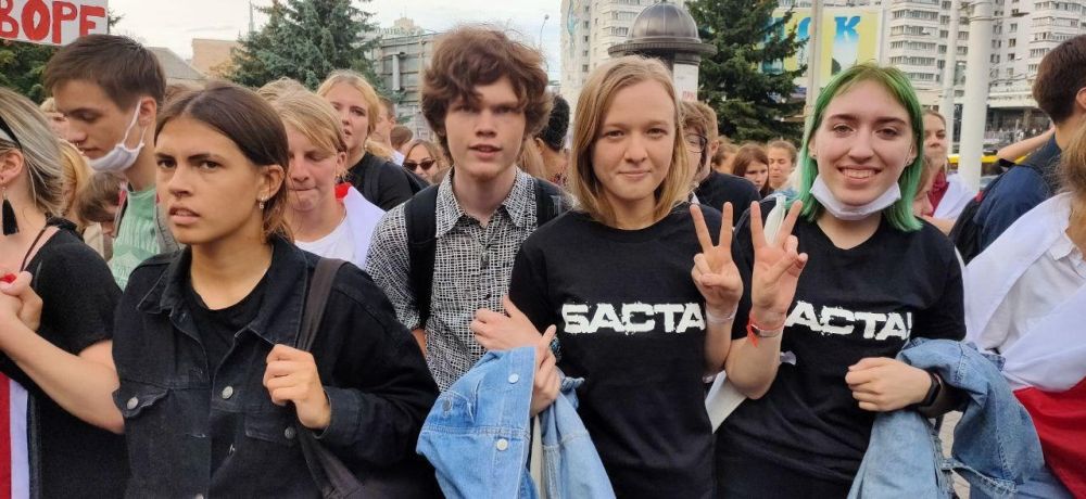 Девушки в первых рядах, а за ними сильный пол