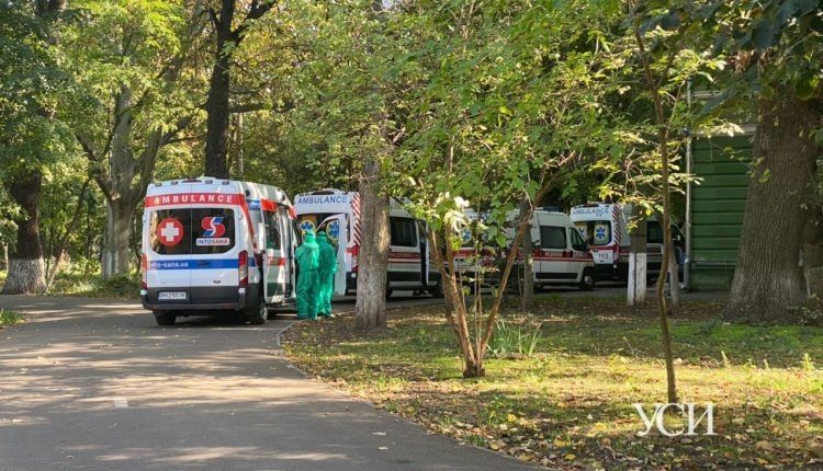 Очередь из «скорых» возле накопителя на Лидерсоновском бульваре