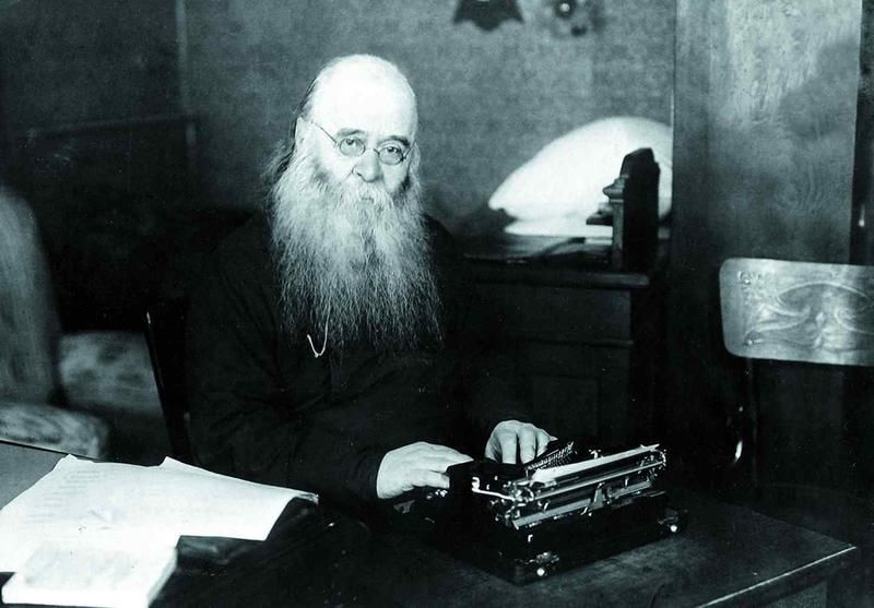 Митрополит Сергий (Страгородский) за работой