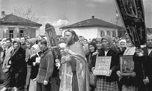 Пасхальный крестный ход в годы войны