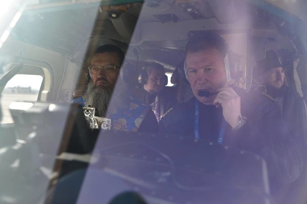 Митрополит Лука на борту вертолёта