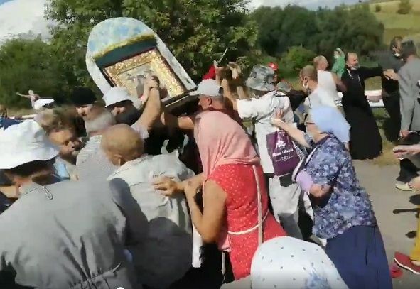 Нападение на верующих