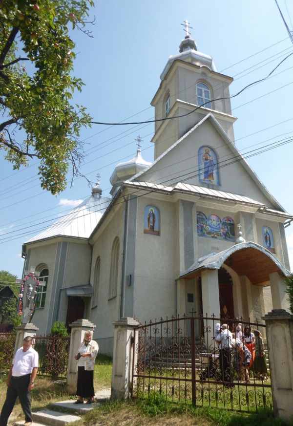 Храм села Деловое по-прежнему в осаде раскольников