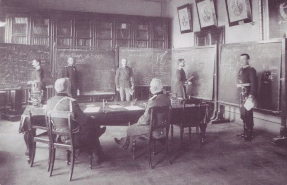 Экзамены в академии